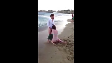 умело дрочит хуй на телок на пляже заклинание жужжали